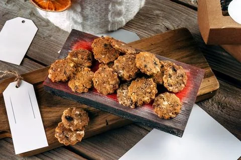 Gingerbread cookies. Rustic Christmas table decorated with wooden planks. Top 스톡 사진