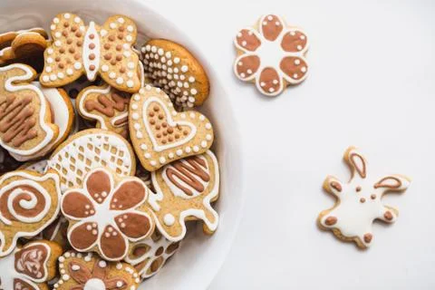 Gingerbread cookies in the shape of Easter bunny, heart, butterfly and flower Stock-Fotos