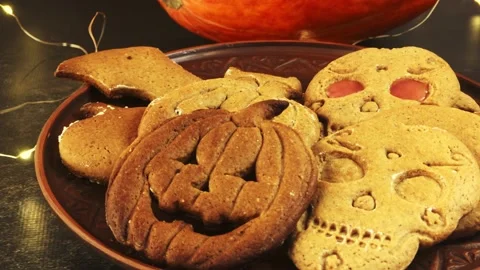 Gingerbread cookies spin on a plate. Funny figures, snacks for Halloween Video stock 205310678