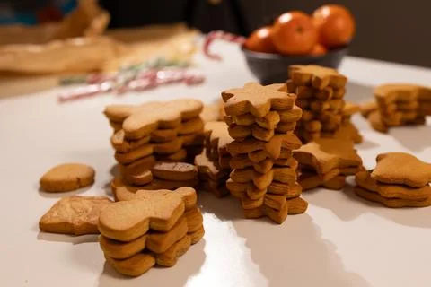 Gingerbread Cookies Stacked on a Table During a Festive Christmas Celebration Foto stock