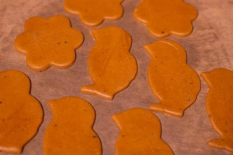 Gingerbread dough on the table with gingerbread figures. Foto stock
