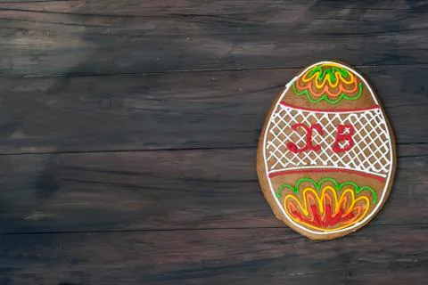 Gingerbread Easter egg on a dark table 库存照片