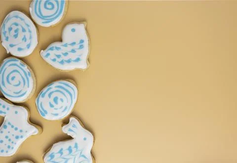 Gingerbread in glaze on a yellow background, Easter layout with copy space Stock Photos