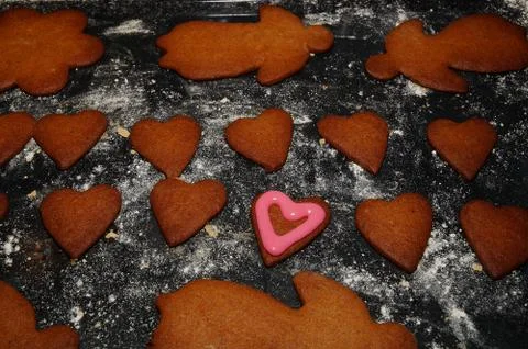 Gingerbread hearts on baking sheet Stock-Fotos