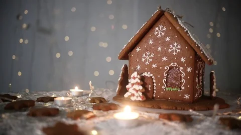 Gingerbread house on the background of lights, decorated with snowflakes Stockbeeldmateriaal 70790883