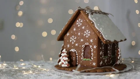 Gingerbread house on the background of lights, decorated with snowflakes 库存影片 70791254