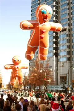 Gingerbread man balloons float through atlanta christmas parade Foto stock