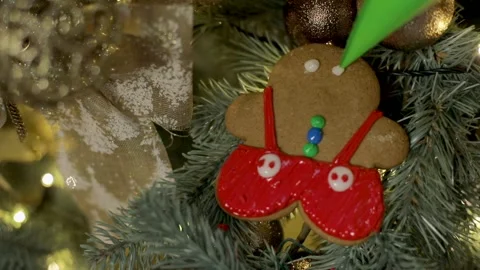 Gingerbread man cookie are smiling on Christmas tree. Stock Footage 251529496
