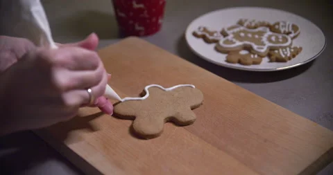 Gingerbread Man is filled with white glaze. Gingerbread cookie covering with Vidéo 229849083