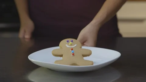 Gingerbread man On A Plate 스톡 동영상 105331035