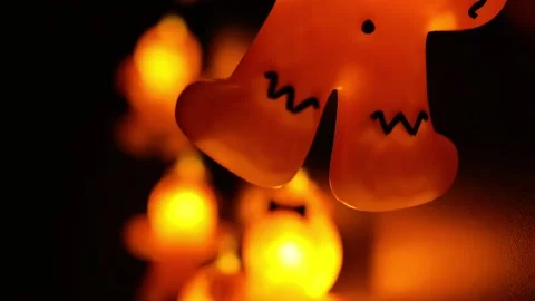 Gingerbread men row with warm bokeh. Christmas garland Stock Footage 306515880