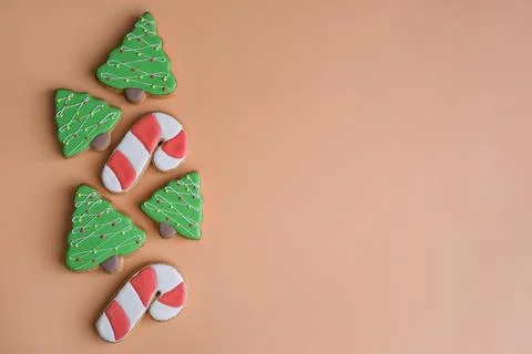 Gingerbread in the shape of a Christmas tree and a cane on a colored backgrou Foto stock