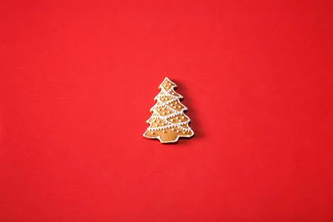 Gingerbread tree on a red background. The basis for the design of the poster  Foto stock