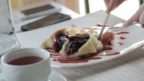 Ginseng eats dessert from a white plate Stock-Footage 119114211