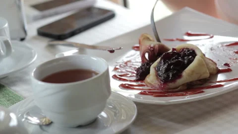 Ginseng eats dessert from a white plate Stock-Footage 119114317