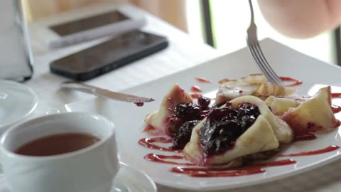 Ginseng eats dessert from a white plate Stock-Footage 119114419