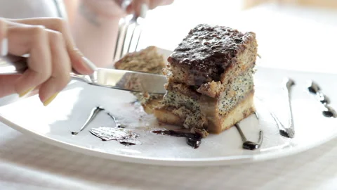 Ginseng eats dessert from a white plate Stock-Footage 119114527