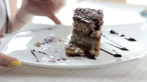 Ginseng eats dessert from a white plate Stock-Footage 119114637