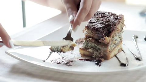 Ginseng eats dessert from a white plate Stock-Footage 119114805