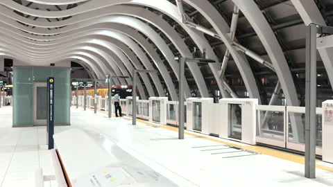 Ginza Line metro train platform pan shot during evening rush hour Video stock 219275117