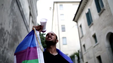 Giovane nero protesta contro il governo con il megafono. Stock Footage 141391646