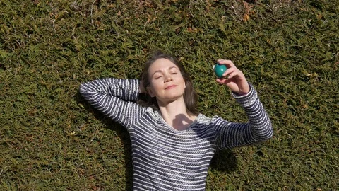 Girl admires the Easter egg Stock Footage 73463153