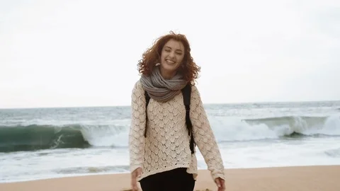 Girl Alone On Empty Seashore In Cloudy Cold Weather. Vídeos de archivo 107793040