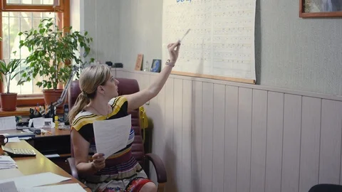 The girl analyzes the chart Video stock 109910927