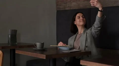 Girl with appetite eats sashimi Vidéo 171181660