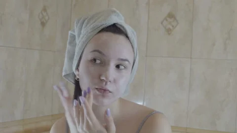 The girl is applying makeup. The camera makes a reflection in the mirror. Vídeos de archivo 95553314