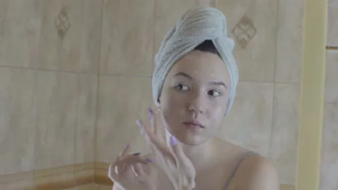 The girl is applying makeup. Vídeo Stock 95553755