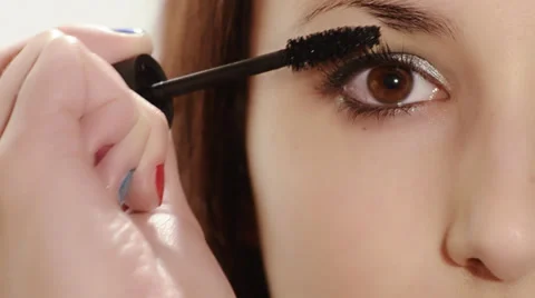 Girl applying mascara Stockbeeldmateriaal 30361004