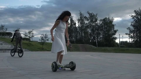 Girl balancing on hoverboard 库存影片 78459590