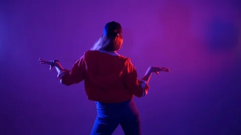 Girl in a baseball cap dancing hip hop on a purple background,isolated 库存影片 107496146