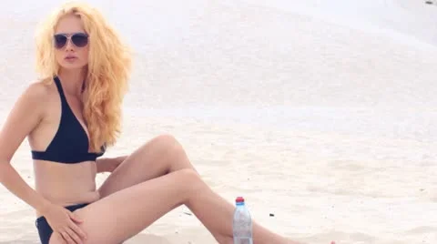 Girl on beach Vidéo 11353877