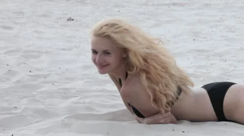 Girl on beach Видео 11354462