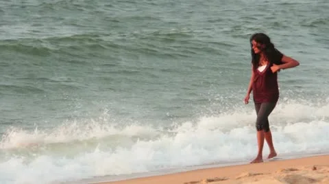 Girl in beach 库存影片 20592967