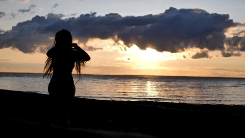 Girl on the beach Vidéo 109480648