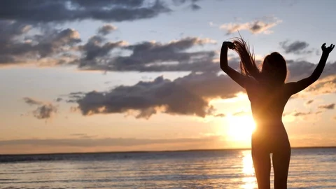 Girl on the beach Vidéo 109480671