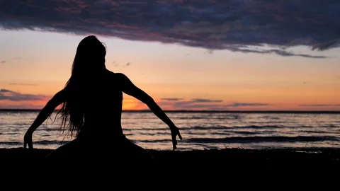 Girl on the beach Vidéo 109480723