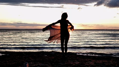 Girl on the beach Vidéo 109480730