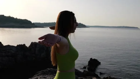 Girl on the beach Video stock 249463739