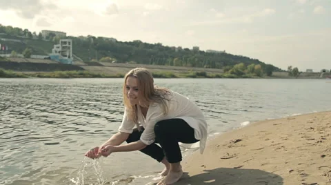 Girl at the beach looking at the camera Video stock 55501755