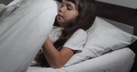 Girl in bed 库存影片 163412437