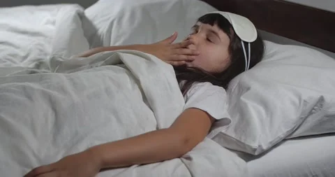 Girl in bed 動画素材 163413074