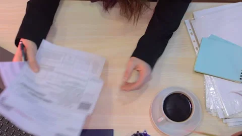 The girl behind the workplace. 動画素材 103379708