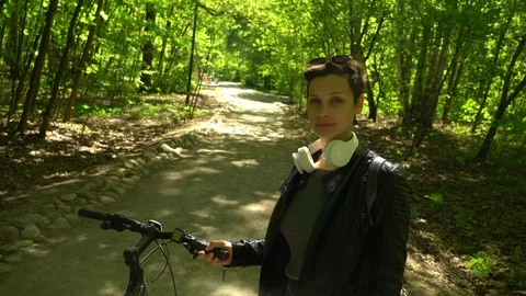 Girl with a bicycle 動画素材 89958325