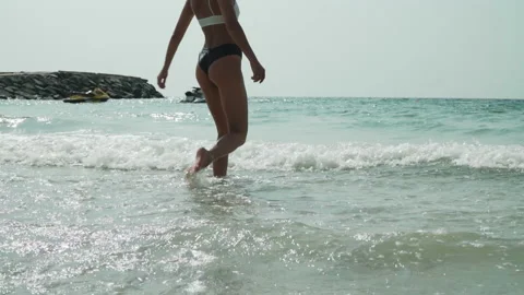 Girl in a bikini Видео 170483993