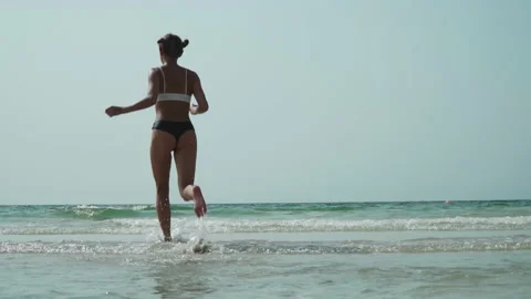 Girl in a bikini Видео 170485296