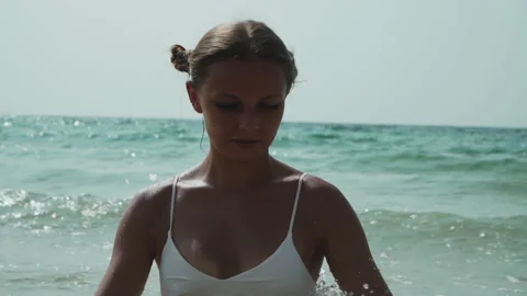Girl in a bikini Видео 170485588